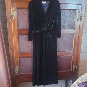 Chaus Elegant Black Velvet Long Sleeve Dress